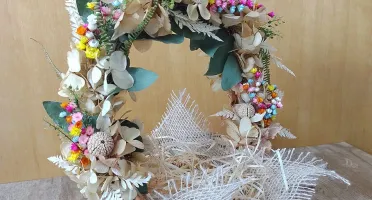 Cesta decorada com flores desidratadas
