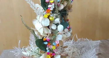Cesta decorada com flores desidratadas