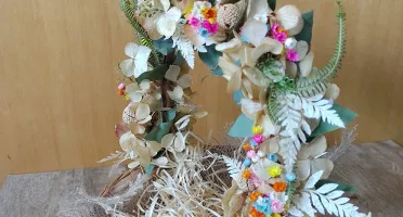 Cesta decorada com flores desidratadas