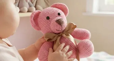 Urso Rosa Laço Dourado Amigurumi