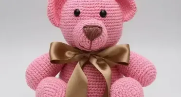Urso Rosa Laço Dourado Amigurumi