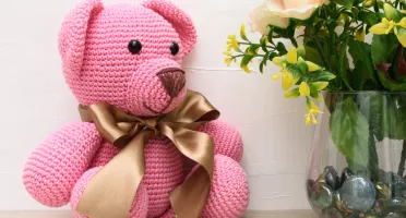 Urso Rosa Laço Dourado Amigurumi