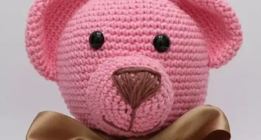 Urso Rosa Laço Dourado Amigurumi
