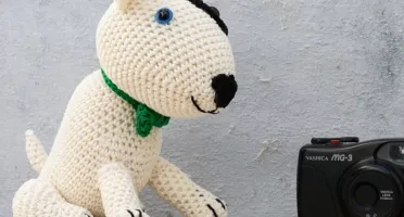 Cachorro Bacon Bull Terrier em amigurumi