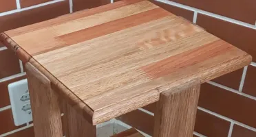 Mesa de canto em eucalipto e cedrinho com 2 tampos