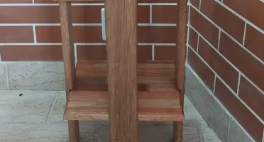 Mesa de canto em eucalipto e cedrinho com 2 tampos