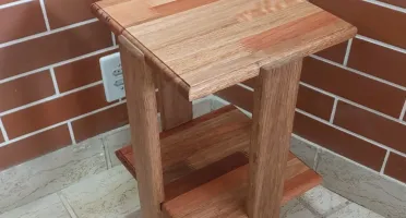 Mesa de canto em eucalipto e cedrinho com 2 tampos