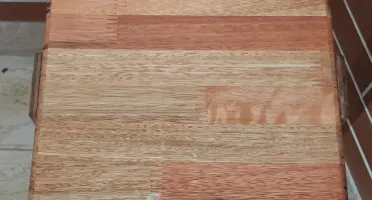 Mesa de canto em eucalipto e cedrinho com 2 tampos