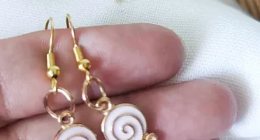 Brincos artesanais com gancho dourado