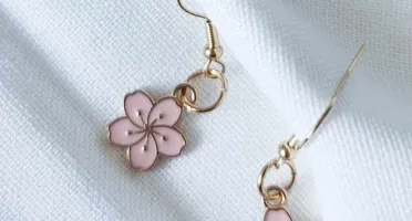 Brincos artesanais com gancho dourado