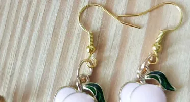 Brincos artesanais com gancho dourado