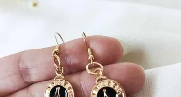Brincos artesanais com gancho dourado