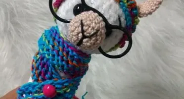 Amigurumi Lhama em Fio Pelúcia com cachecol em tricô