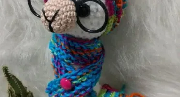 Amigurumi Lhama em Fio Pelúcia com cachecol em tricô