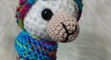 Amigurumi Lhama em Fio Pelúcia com cachecol em tricô