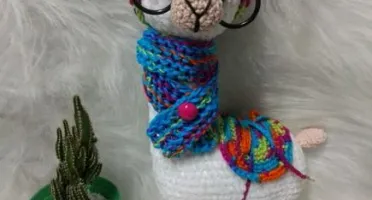 Amigurumi Lhama em Fio Pelúcia com cachecol em tricô