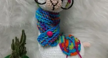 Amigurumi Lhama em Fio Pelúcia com cachecol em tricô