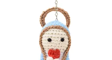 Chaveiro Santinha em amigurumi