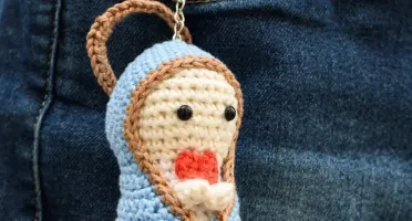 Chaveiro Santinha em amigurumi