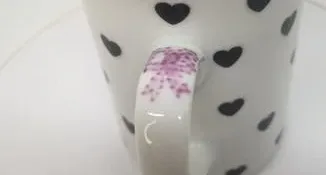 Caneca de Porcelana com Corações e Laço - 240 ml