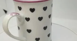 Caneca de Porcelana com Corações e Laço - 240 ml