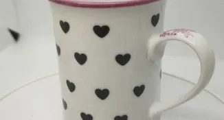 Caneca de Porcelana com Corações e Laço - 240 ml