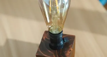 Luminária de mesa em madeira de eucalipto com lâmpada