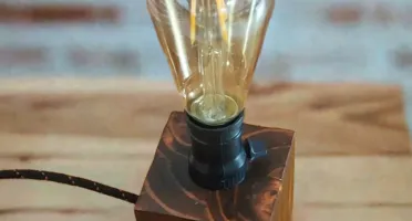 Luminária de mesa em madeira de eucalipto com lâmpada