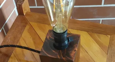 Luminária de mesa em madeira de eucalipto com lâmpada
