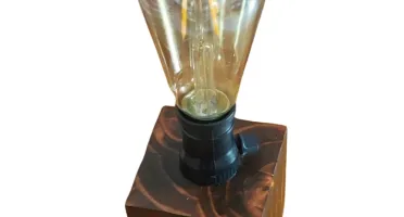 Luminária de mesa em madeira de eucalipto com lâmpada