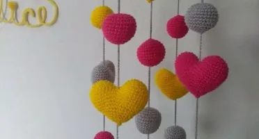 Mobile de Corações e Bolinhas em Crochê 3D