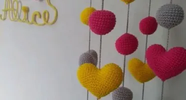 Mobile de Corações e Bolinhas em Crochê 3D
