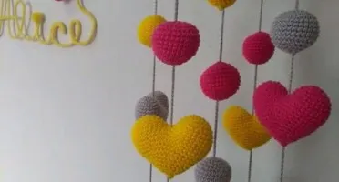 Mobile de Corações e Bolinhas em Crochê 3D