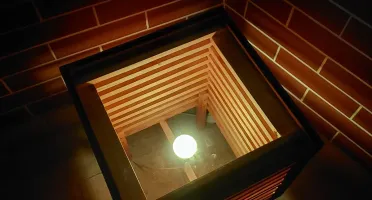 Mesa de canto em pinus com luminária e tampo de vidro