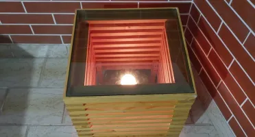 Mesa de canto em pinus com luminária e tampo de vidro