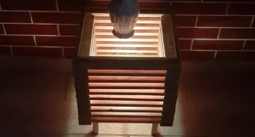 Mesa de canto em pinus com luminária e tampo de vidro