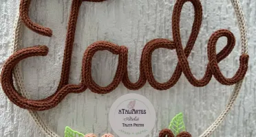 Guirlanda Laço e Flores em Tricotin