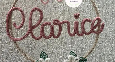 Guirlanda Laço e Flores em Tricotin