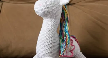 Unicórnio asas bordadas em amigurumi