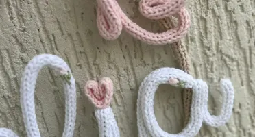 Porta Maternidade Nome com Bordado personalizado em tricotin