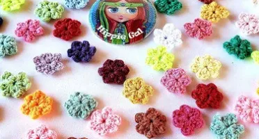 Kit de 50 Mini Florzinhas de Crochê