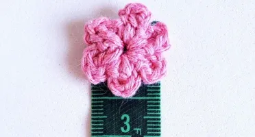 Kit de 50 Mini Florzinhas de Crochê