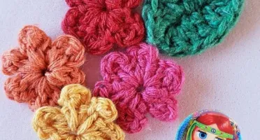 Kit de 50 Mini Florzinhas de Crochê
