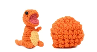 Ovo com filhote de dinossauro laranja em amigurumi