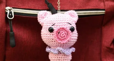 Chaveiro porco rosa em amigurumi
