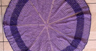 Toalha de Mesa Redonda Crochê 110cm Roxa e Lilás