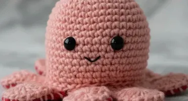 Polvo do Humor Rosa Reversível Feliz Bravo em Amigurumi