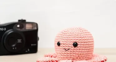 Polvo do Humor Rosa Reversível Feliz Bravo em Amigurumi