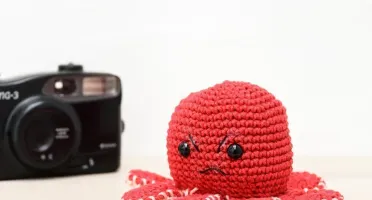 Polvo do Humor Rosa Reversível Feliz Bravo em Amigurumi