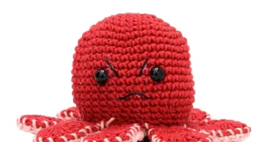 Polvo do Humor Rosa Reversível Feliz Bravo em Amigurumi
